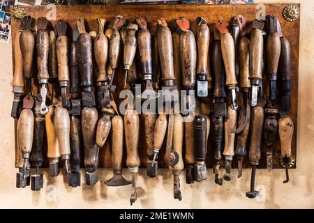 Outils de fabrication de chaussures utilisés pour les chaussures italiennes en cuir faites à la main à Roberto Ugolini à Florence, Toscane, Italie. Banque D'Images