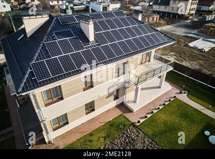 Maison résidentielle autonome avec modules solaires pour la production d'électricité par l'effet photovoltaïque. Vue aérienne de la maison avec système solaire sur le toit. Concept d'énergie alternative. Banque D'Images