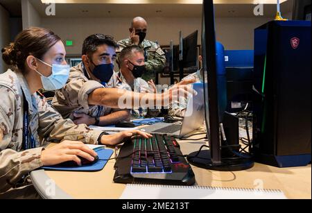 Les participants de la Force aérienne et spatiale espagnole se livrent à des scénarios de sécurité en vol spatial au cours de la troisième journée du Global Sentinel 2022 à la base de la Force spatiale de Vandenberg, Cali., 27 juillet 2022. Le troisième jour de GS22 a porté sur les scénarios de sécurité en vol spatial. D'autres domaines d'intérêt de l'événement Global Sentinel mettent l'accent sur la connaissance du domaine spatial, la connaissance de la situation spatiale et l'intégration de données non traditionnelles. Global Sentinel fournit une plate-forme pour les partenaires américains et alliés afin d'établir des partenariats et d'échanger des idées pour les opérations dans le domaine spatial. Banque D'Images