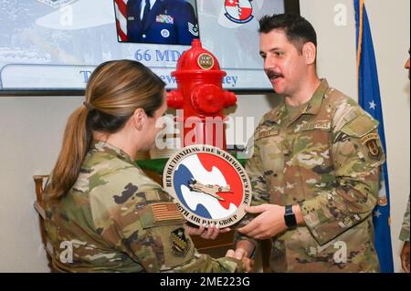 Tech. Le Sgt Andrew Dailey, officier non commandant du Génie bioenvironnemental de l'escadron médical 66th, est félicité par le colonel Taona Enriquez, commandant du Groupe de la base aérienne 66th, lors de la cérémonie de remise des prix trimestrielle 66 de l'ABG à la base aérienne Hanscom, Mass., 27 juillet. Dailey a été choisi comme officier non commissionné du trimestre au cours de la cérémonie. Banque D'Images