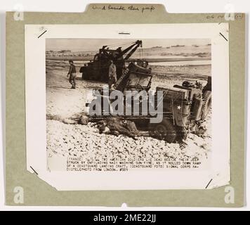 Deux soldats américains sont morts à côté de leur jeep après avoir été frappés par des tirs de mitrailleuses nazies lors d'un assaut d'une embarcation de débarquement des garde-côtes. Cette image frappante capture les sombres réalités de la guerre et le lourd tribut qu'elle entraîne pour les soldats. Banque D'Images