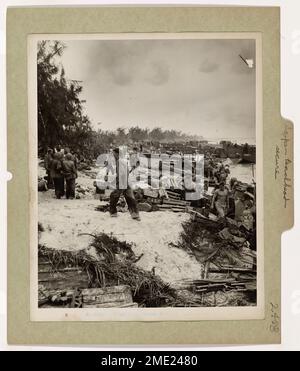 Les forces américaines, y compris la Garde côtière, la Marine, les Marines et l'armée, sécurisent une tête de pont sur Saipan. Le débarquement réussi a ouvert la voie à une offensive majeure qui a finalement conduit à la capture de Garapan, une victoire critique dans les îles Mariannes. Banque D'Images
