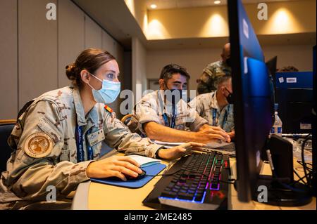 Les participants de la Force aérienne et spatiale espagnole se livrent à des scénarios de sécurité en vol spatial au cours de la troisième journée du Global Sentinel 2022 à la base de la Force spatiale de Vandenberg, Cali., 27 juillet 2022. Le troisième jour de GS22 a porté sur les scénarios de sécurité en vol spatial. D'autres domaines d'intérêt de l'événement Global Sentinel mettent l'accent sur la connaissance du domaine spatial, la connaissance de la situation spatiale et l'intégration de données non traditionnelles. Global Sentinel fournit une plate-forme pour les partenaires américains et alliés afin d'établir des partenariats et d'échanger des idées pour les opérations dans le domaine spatial. Banque D'Images