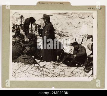 Les soldats nazis se rendent après que les forces d'invasion alliées aient dominé leurs postes de défense sur la plage d'invasion française. L'image, prise par un photographe de combat de la Garde côtière, montre un groupe de soldats désillusionnés derrière des barbelés, en attente d'évacuation du champ de bataille. Banque D'Images