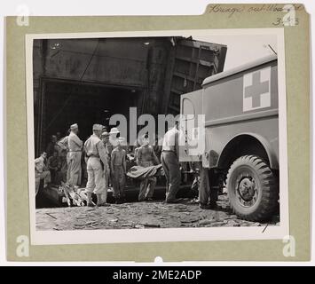 La Garde côtière fait sortir les blessés dans l'Ambulance. Depuis un LST assuré par la Garde côtière quelque part dans les zones d'invasion du Pacifique, les combattants blessés sont emmenés à terre et placés dans des ambulances pour une course rapide vers les hôpitaux américains de la base. Les équipes de la Garde côtière les ont ramenés en toute sécurité des plages de bataille. Banque D'Images