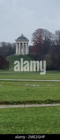 Monument de Monopteros dans le jardin anglais par un jour nuageux, Munich, Allemagne Banque D'Images