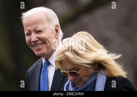 Washington, États-Unis. 23rd janvier 2023. LE président AMÉRICAIN Joe Biden et la première dame des États-Unis Jill Biden marchent sur la pelouse sud de la Maison Blanche à Washington, DC, le lundi janvier. 23, 2023. Le ministère de la Justice a trouvé six articles contenant des renseignements classifiés lors d'une recherche vendredi dans le domicile de Biden à Wilmington, Delaware, a déclaré ses avocats personnels samedi. Photo par Al Drago/UPI crédit: UPI/Alay Live News Banque D'Images