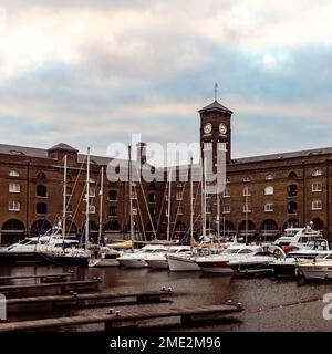 Saint Katharine Docks à Londres, Royaume-Uni à l'aube. Banque D'Images