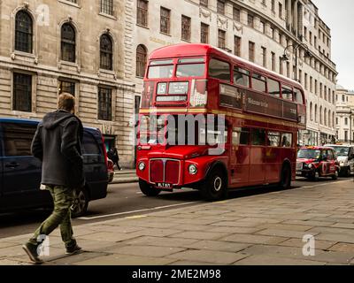 Londres, Royaume-Uni, 07th décembre 2013 : un bus à impériale rouge et un cabbie noir conduisent sur la route trafalgar Square. Banque D'Images