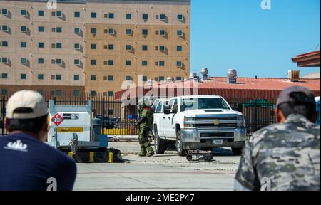 220727-N-PQ495-1027 SAN DIEGO (27 juillet 2022) Marine royale australienne et U.S. Les marins de la marine observent en tant que marins allemands, affectés à l'unité de plongée de déminage Seebatallion (SeeBtl. MiTaKp), située à Eckernförde, Schleswig Holstein, Allemagne, d'examiner un engin explosif pendant un exercice pour Rim of the Pacific (RIMPAC) 2022 dans le sud de la Californie. Vingt-six nations, 38 navires, trois sous-marins, plus de 170 avions et 25 000 membres du personnel participent au RIMPAC de 29 juin au 4 août dans les îles hawaïennes et dans le sud de la Californie. Le plus grand effort maritime international au monde Banque D'Images