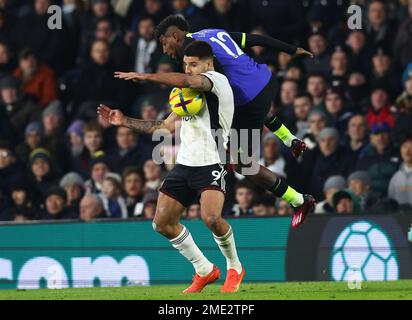 Londres, Angleterre, 23rd janvier 2023. Aleksandar Mitrovic de Fulham, défié par Emerson de Tottenham lors du match de la Premier League à Craven Cottage, Londres. Le crédit photo devrait se lire: David Klein / Sportimage Banque D'Images