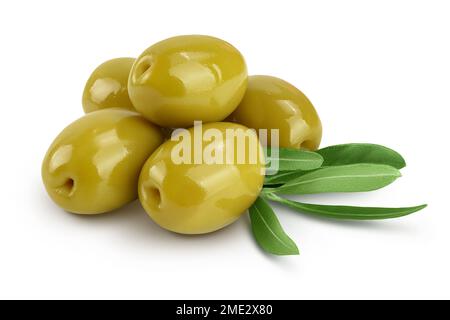 Olives vertes avec feuilles isolées sur fond blanc avec une profondeur de champ totale. Banque D'Images