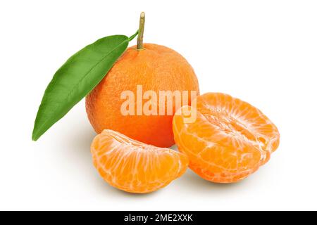 Mandarine ou clémentine avec feuille verte isolée sur fond blanc avec une profondeur de champ totale. Banque D'Images