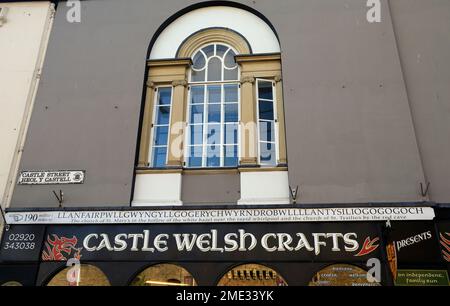 Llanfair­pwllgwyngyll­gogery­chwyrn­drobwll­llan­tysilio­gogo­goch signe Craft Shop, Castle Street, Cardiff City Centre, pris janvier 2023. hiver. Banque D'Images