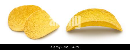 Chips de pomme de terre isolées sur fond blanc avec une profondeur de champ totale. Banque D'Images