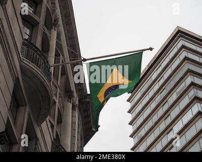 Drapeau brésilien à l'ambassade du Brésil à Londres, Royaume-Uni Banque D'Images