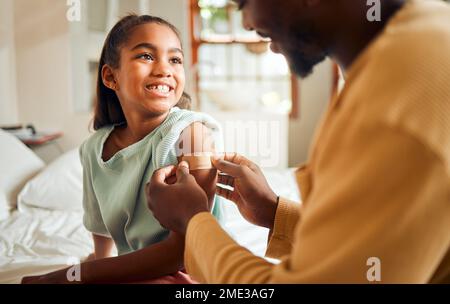 Blessure, le père et le bandage de bras pour fille après accident dans la chambre à coucher. Premiers soins, famille noire et homme appliquer du bandaid ou du plâtre sur la plaie de la blessure ou Banque D'Images