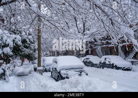 Montréal, Canada - 17 décembre 2022 : voitures couvertes de neige pendant la tempête de neige. Banque D'Images