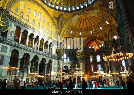 Nef centrale et dôme principal dans la mosquée d'Ayasofya, Istanbul, Turquie Banque D'Images