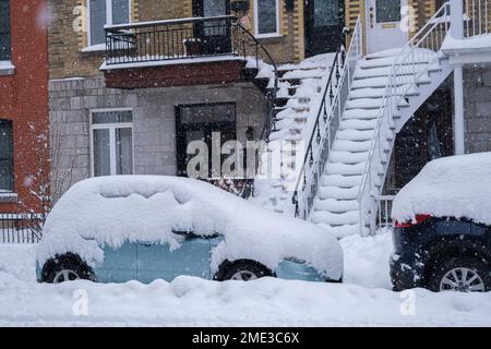 Montréal, Canada - 17 décembre 2022 : voitures couvertes de neige pendant la tempête de neige. Banque D'Images