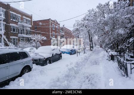 Montréal, Canada - 17 décembre 2022 : voitures couvertes de neige pendant la tempête de neige. Banque D'Images