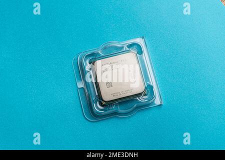 Göteborg, Suède - 08 mars 2014 : processeur AMD Athlon 64 X2 sur fond bleu. Banque D'Images