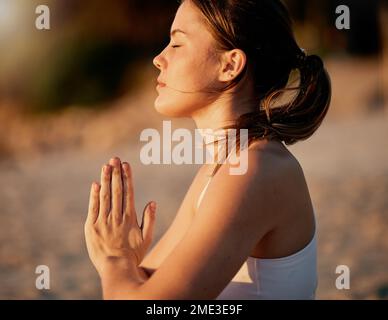 Méditation de yoga, mains de prière et profil de femme en plein air pour la santé et le bien-être. Chakra Zen, pilates fitness et yogi femelle avec main namaste Banque D'Images