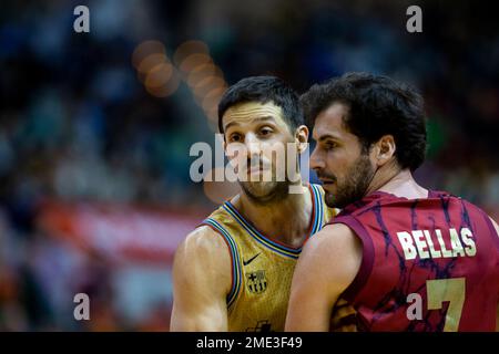 NICO LAPOVITTOLA rebondit le ballon contre Tomas Bellas pendant le match, UCAM Murcia CB vs BARÇA, ACB, Endesa basketball League, Basketball First Di Banque D'Images