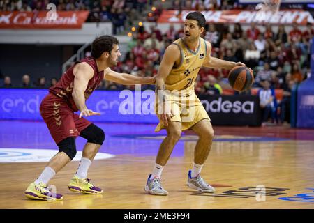 NICO LAPOVITTOLA rebondit le ballon contre Tomas Bellas pendant le match, UCAM Murcia CB vs BARÇA, ACB, Endesa basketball League, Basketball First Div Banque D'Images