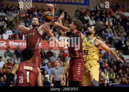 NEMANJA RADOVIC ARTEM PUSTOVYI et NIKOLA MIROTIC bataille pour le ballon pendant le match, pendant le match de coupe UCAM Murcia CB vs BARÇA, ACB, Endesa bask Banque D'Images