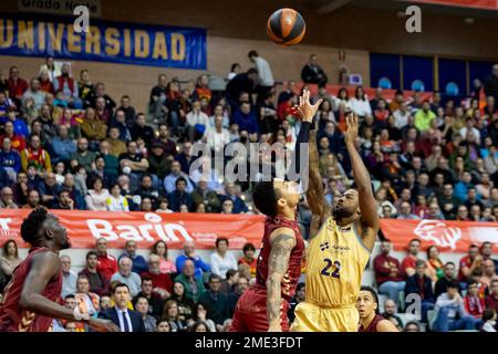 Cory Higgins jette le ballon au panier avant le regard de JORDAN DAVIS, pendant le match, UCAM Murcia CB vs BARÇA, ACB, Endesa basketball League, Banque D'Images