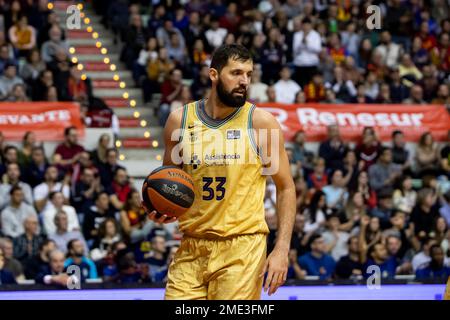 NIKOLA MIROTIC avec le ballon pendant le match, UCAM Murcia CB vs BARÇA, ACB, Endesa basketball League, Basketball First Division, Regular League, jour Banque D'Images