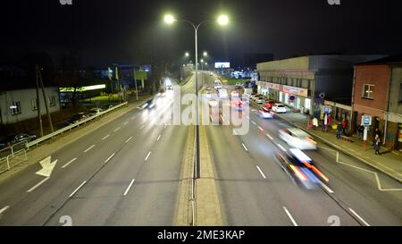 Varsovie, Pologne. 29 novembre 2022. Les voitures circulent sur l'autoroute de nuit. Banque D'Images