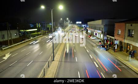 Varsovie, Pologne. 29 novembre 2022. Les voitures circulent sur l'autoroute de nuit. Banque D'Images