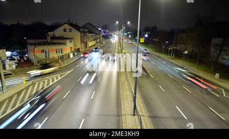 Varsovie, Pologne. 29 novembre 2022. Les voitures circulent sur l'autoroute de nuit. Banque D'Images