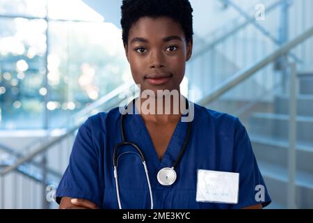 Portrait d'une femme afro-américaine souriante dans le couloir de l'hôpital Banque D'Images