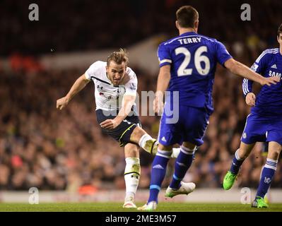 Photo du dossier datée du 01-01-2015 de Harry Kane marquant un superbe but individuel dans la victoire de Tottenham en 5-3 sur Chelsea en 2015. Harry Kane est devenu le buteur de buts de Tottenham après avoir compensation pour le 266th temps pour son club de boyHood. Date de publication : lundi 23 janvier 2023. Banque D'Images