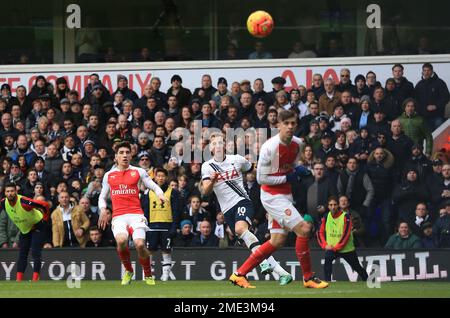 Photo du dossier en date du 05-03-2016 de Harry Kane produisant une beauté contre les plus grands rivaux de Tottenham pendant une campagne de 2015-16. Harry Kane est devenu le buteur de buts de Tottenham après avoir compensation pour le 266th temps pour son club de boyHood. Date de publication : lundi 23 janvier 2023. Banque D'Images