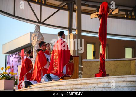 Découverte et vénération de la Sainte Croix le Vendredi Saint à Medjugorje. Banque D'Images