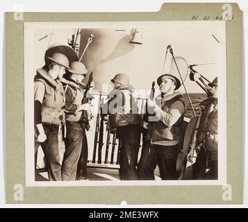 Gunnery. Cette image représente un américain Gardes-côtes traversant un fusil à bord d'un navire de la Garde côtière. Banque D'Images