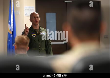 Le colonel Calvin Powell, commandant de l'escadre de la base aérienne 39th, fait un briefing avec les nouveaux arrivants à la base aérienne d'Incirlik, en Turquie, au 27 juillet 2022. L’équipe de commandement de l’ABW en 39th a accueilli de nouveaux aviateurs entrants et a souligné notre mission de défense du flanc sud de l’OTAN. Les mémoires des nouveaux arrivants fournissent aux nouveaux aviateurs des informations et des ressources importantes dont ils auront besoin lorsqu’ils seront en poste à Incirlik AB. Banque D'Images