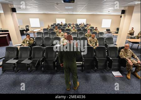 Le colonel Calvin Powell, commandant de l'escadre de la base aérienne 39th, fait un briefing aux nouveaux arrivants à la base aérienne d'Incirlik, en Turquie, au 27 juillet 2022. L’équipe de commandement de l’ABW en 39th a accueilli de nouveaux aviateurs entrants et a souligné notre mission de défense du flanc sud de l’OTAN. Les mémoires des nouveaux arrivants fournissent aux nouveaux aviateurs des informations et des ressources importantes dont ils auront besoin lorsqu’ils seront en poste à Incirlik AB. Banque D'Images