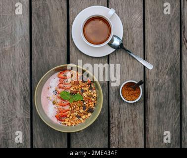 Tasse de café et bol de muesli fraise Banque D'Images