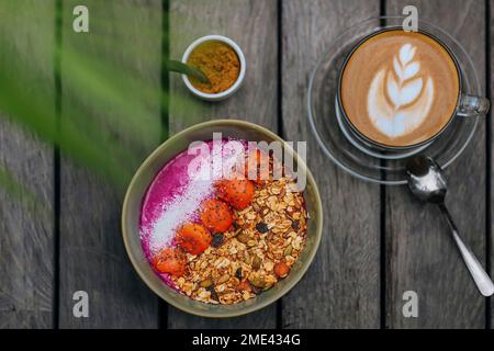 Tasse de café et bol de pitaya muesli Banque D'Images