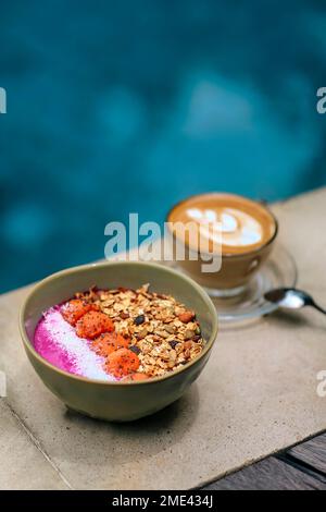 Tasse de café et bol de pitaya muesli Banque D'Images