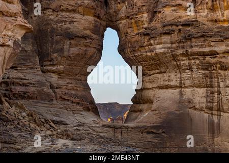 Arabie Saoudite, Al-Ula, trou dans la formation rocheuse érodée Banque D'Images