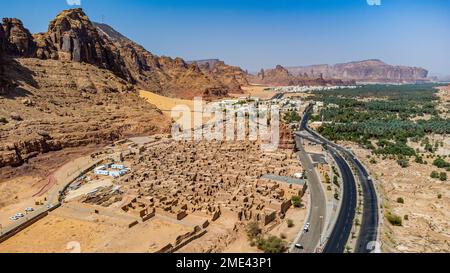 Arabie Saoudite, Al-Ula, vue aérienne de la vieille ville désertique avec oasis en arrière-plan Banque D'Images