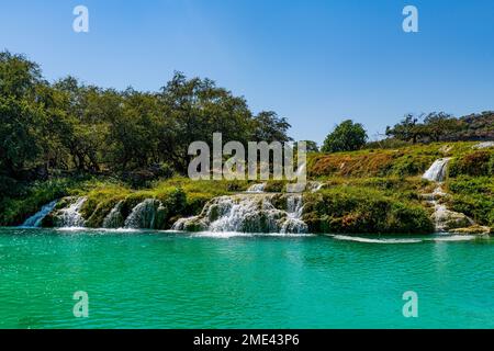 Oman, Dhofar, Salalah, étang Turquoise et cascades de la rivière Wadi Darbat Banque D'Images