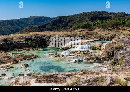 Oman, Dhofar, Salalah, rivière Wadi Darbat au soleil Banque D'Images