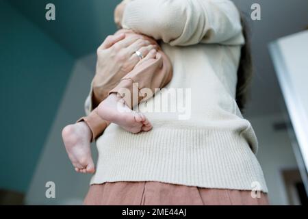 Mère portant bébé garçon à la maison Banque D'Images